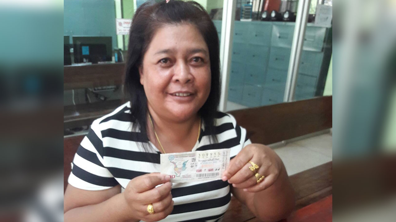 สาวตรังเฮง ฉลองตรุษจีน ถูกลอตเตอรี่รางวัลที่ 1 รับทรัพย์ 6 ล.