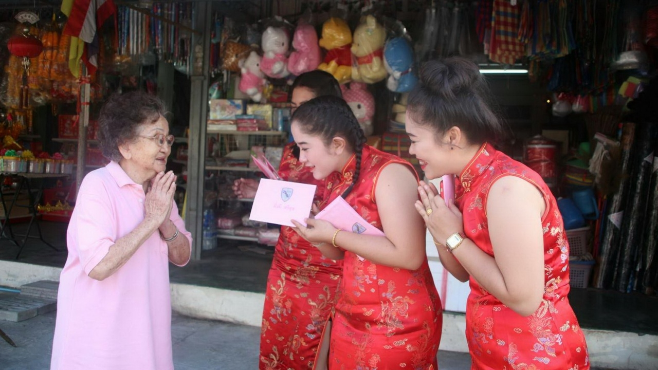 ใครว่าถือปืนได้อย่างเดียว! ทหารพรานหญิง แต่งกี่เพ้า แจกอั่งเปาตรุษจีน