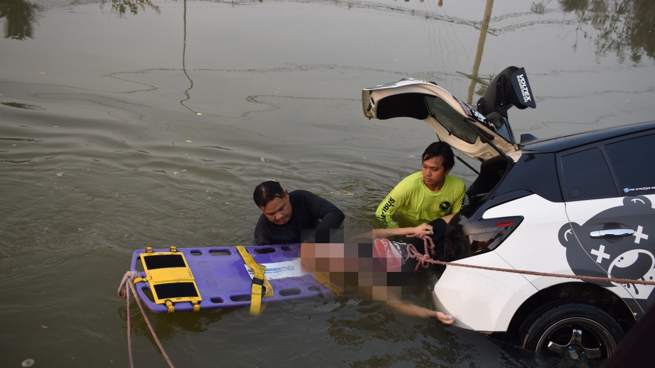 หนุ่มบ้านโป่งขับกระบะชนเก๋งกระเด็นตกคลอง คนขับติดภายใน จมน้ำเสียชีวิต 