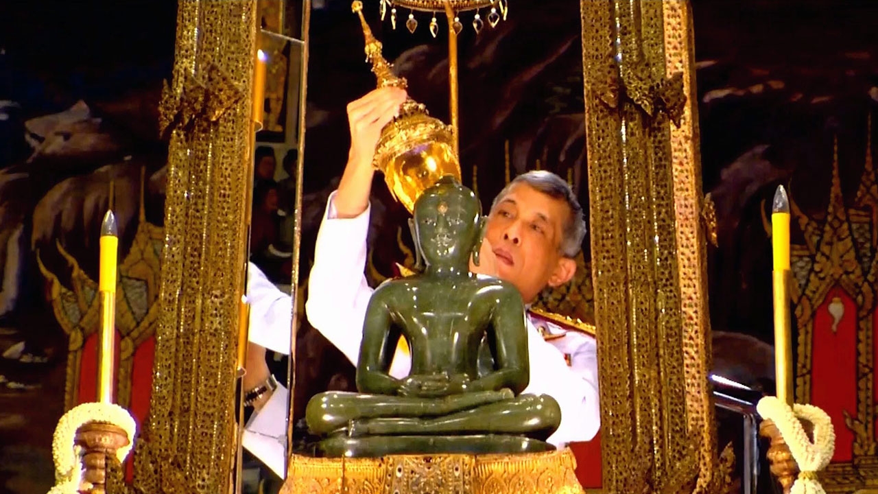 สมเด็จพระเจ้าอยู่หัว ทรงเปลี่ยนเครื่องทรงฤดูหนาวพระพุทธมหามณีรัตนปฏิมากร