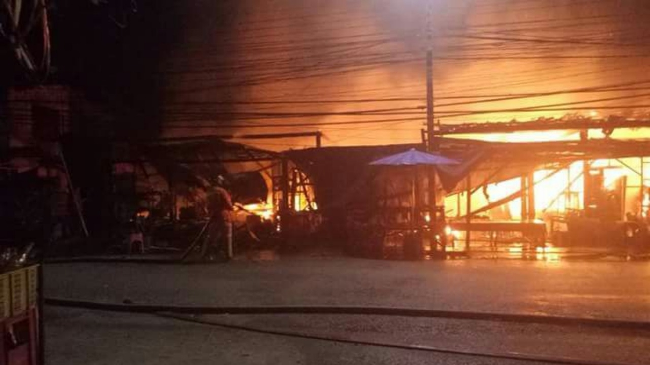 ไฟไหม้ร้านค้าตึกเก่า 5 ห้องวอดที่ตากใบ คาดไฟฟ้าลัดวงจร-ป่วนความมั่นคง