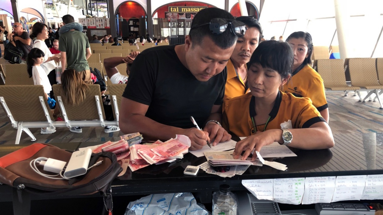 พนักงานทำความสะอาด สนามบินภูเก็ต เก็บเงินกว่า 5 แสนบาท คืนหนุ่มจีน