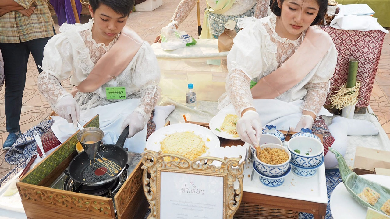 ชิมอาหารโบราณ ในงาน‘อุ่นไอรัก’