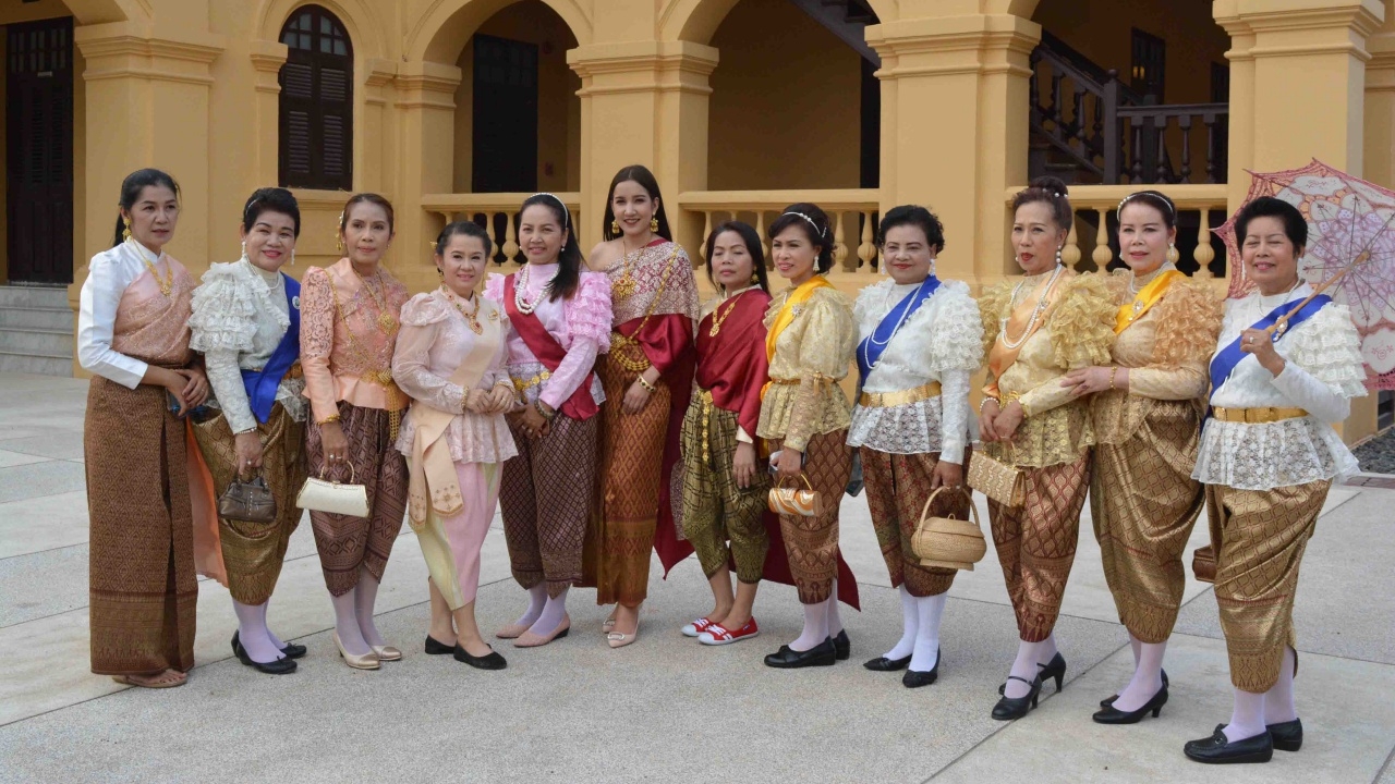 คนอุดรฯ ก็ฮิต! พากันแต่งชุดไทยถ่ายภาพคู่พิพิธภัณฑ์เมืองอุดรธานี