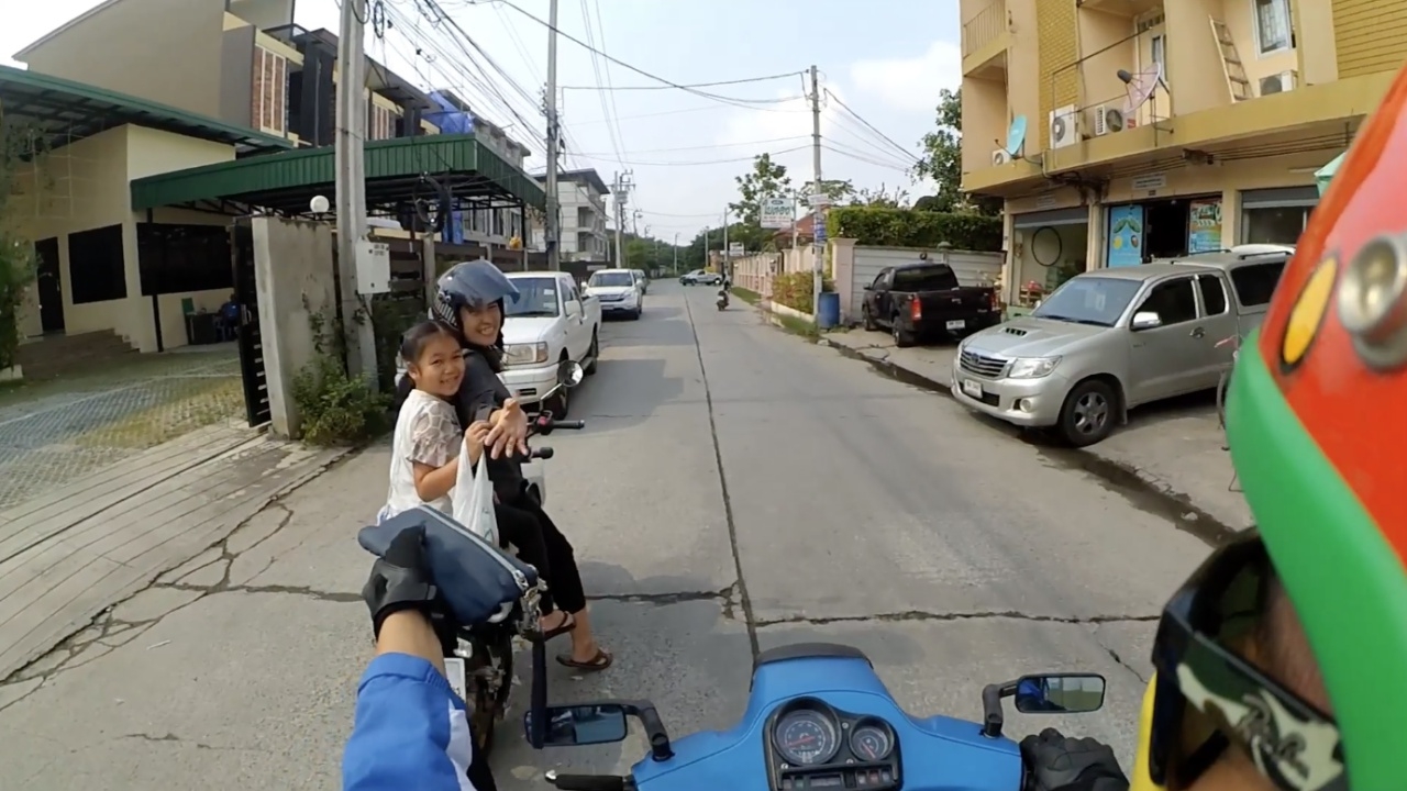 นี่สิคนดีที่ต้องการ! หนุ่มใจหล่อเก็บกระเป๋าตกกลางถนน ขี่รถตามคืนแม่ลูก (คลิป)