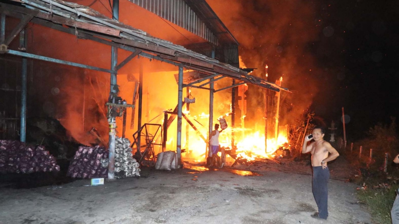 หม้อหุงข้าวไฟช็อต ทำลุกไหม้บ้าน-โกดังเก็บถ่าน วอดหมดทั้งหลัง