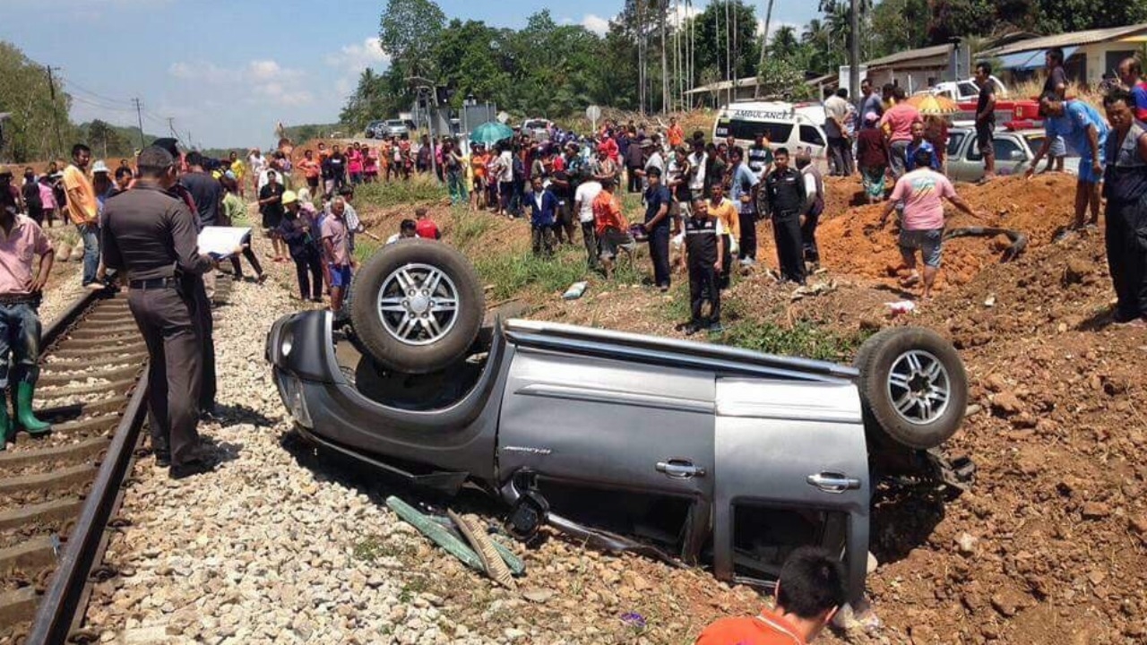 รถไฟสายใต้ชนกระบะที่สุราษฎร์ ขยี้ยับทั้งคันดับรวด 4 ศพ