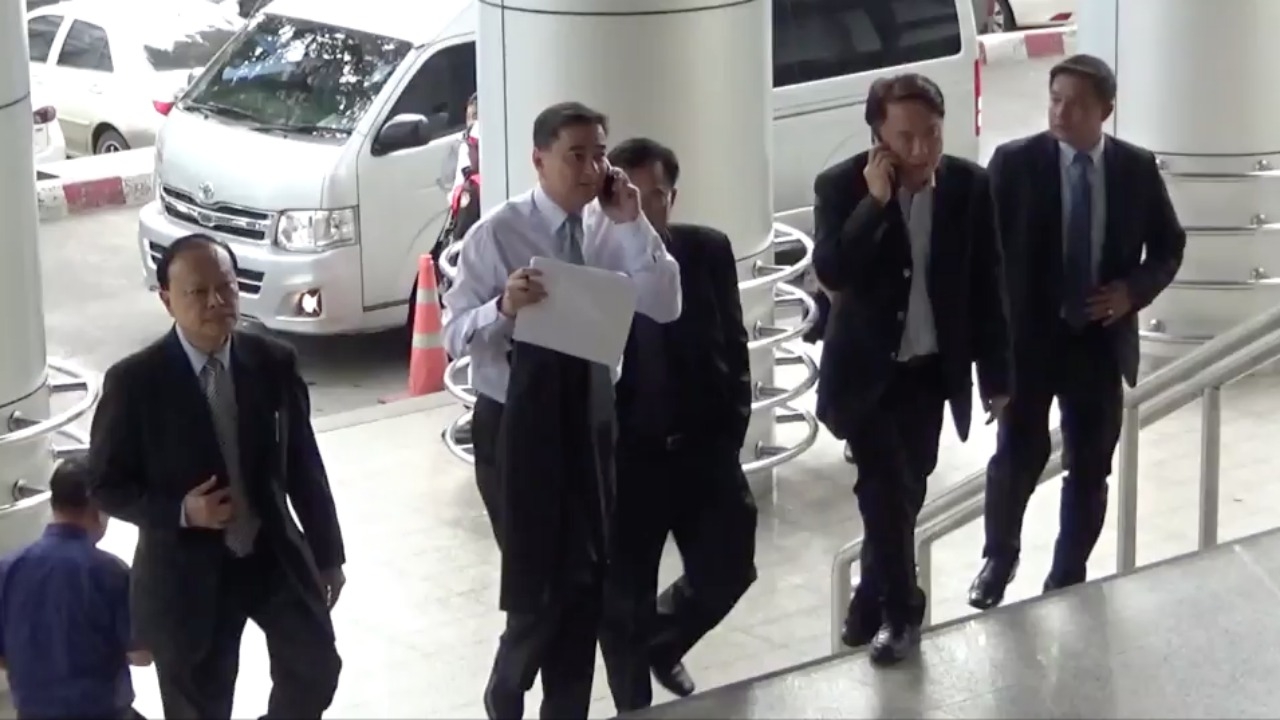 มาร์ค ขึ้นศาลสืบพยานโจทก์ฟ้อง ธาริต ปฏิบัติหน้าที่มิชอบ งดจ้อกับสื่อ