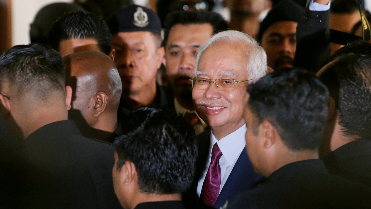 นาจิบ ยังยิ้มสู้!ถูกจับนำตัวส่งฟ้องศาล เจอ4 ข้อหา ยื่น8ล้านขอประกันตัว