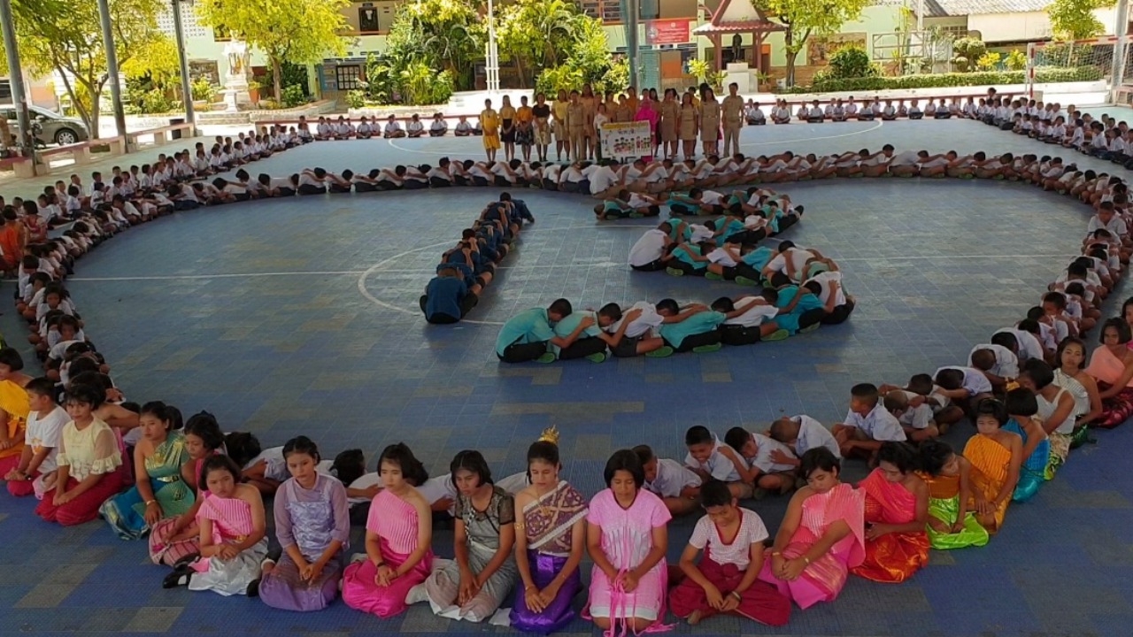 ลูกหลานแรงงานต่างด้าว นั่งสมาธิให้กำลังใจ 13 ชีวิตทีมหมูป่าติดถ้ำหลวง
