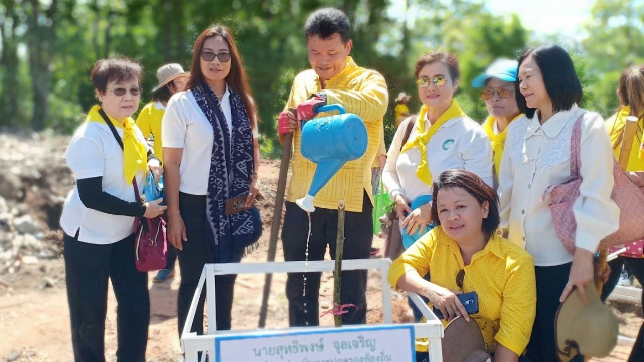สถ.นำ ปชช.ร่วมจิตอาสา ปลูกต้นยางนา-ต้นสัก ฟื้นฟูพื้นที่เขาขยาย