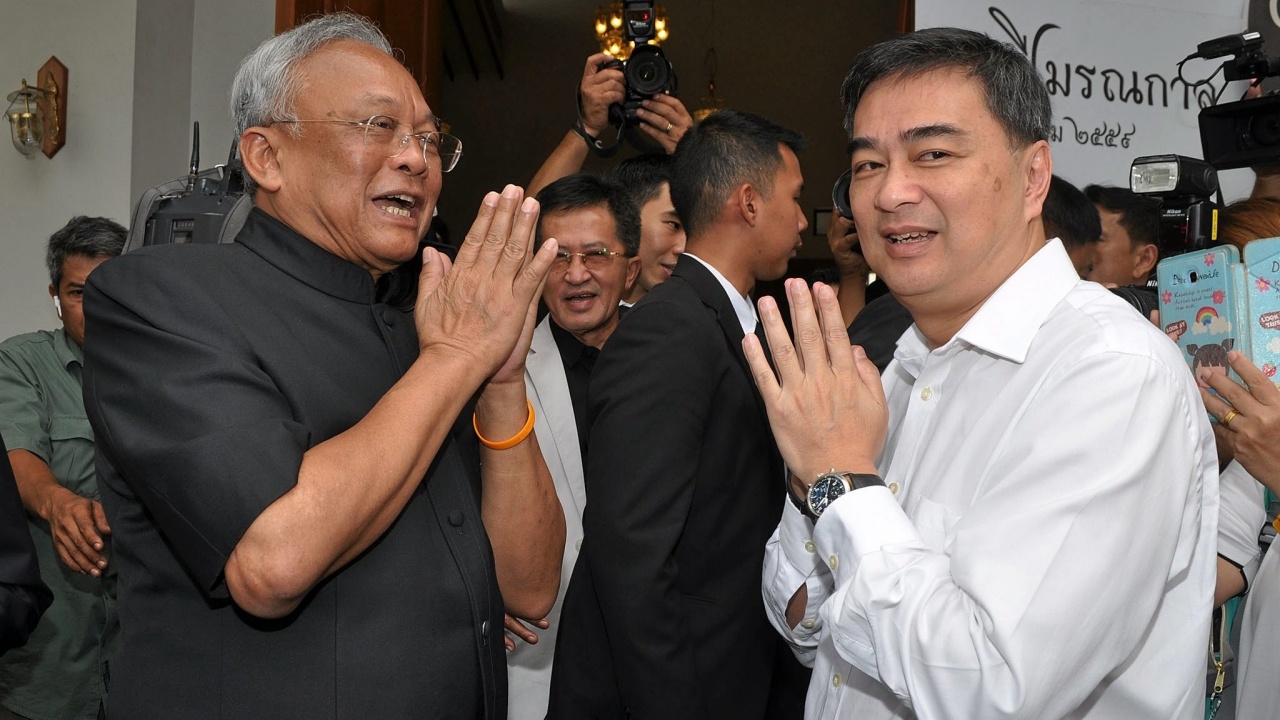 'อภิสิทธิ์' อวยพรวันเกิดปีที่ 70 'สุเทพ' พร้อมขอให้ทำดีเพื่อบ้านเมือง