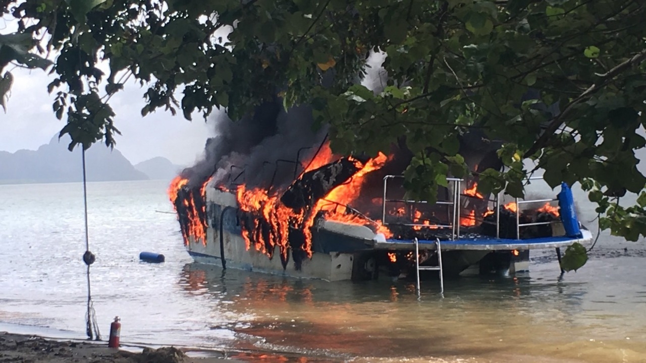 ไฟไหม้เรือสปีดโบ๊ต ที่อ่าวหมานพังงา ช่างเครื่องเจ็บสาหัส 1 คน