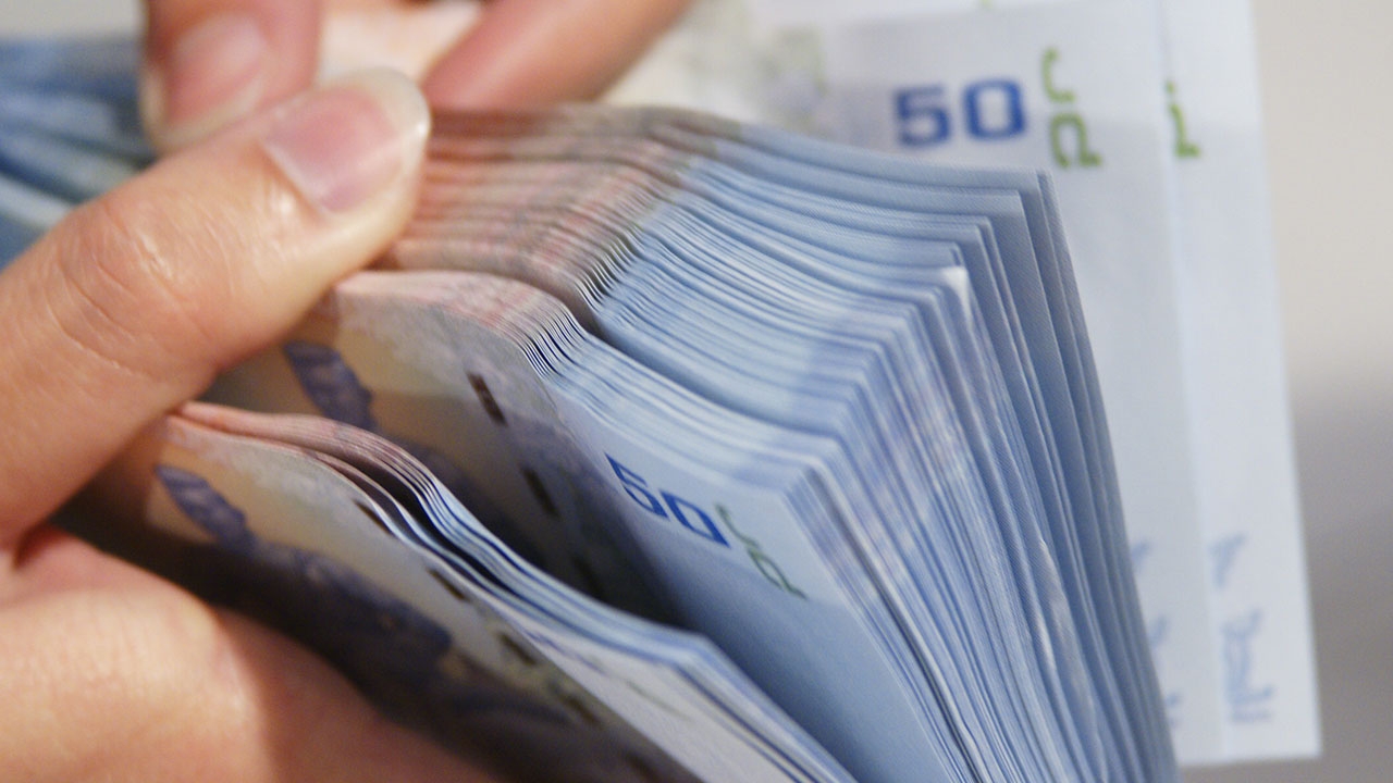 เรียกร้องเก็บค่าธรรมเนียมต่างด้าว-3 พัน