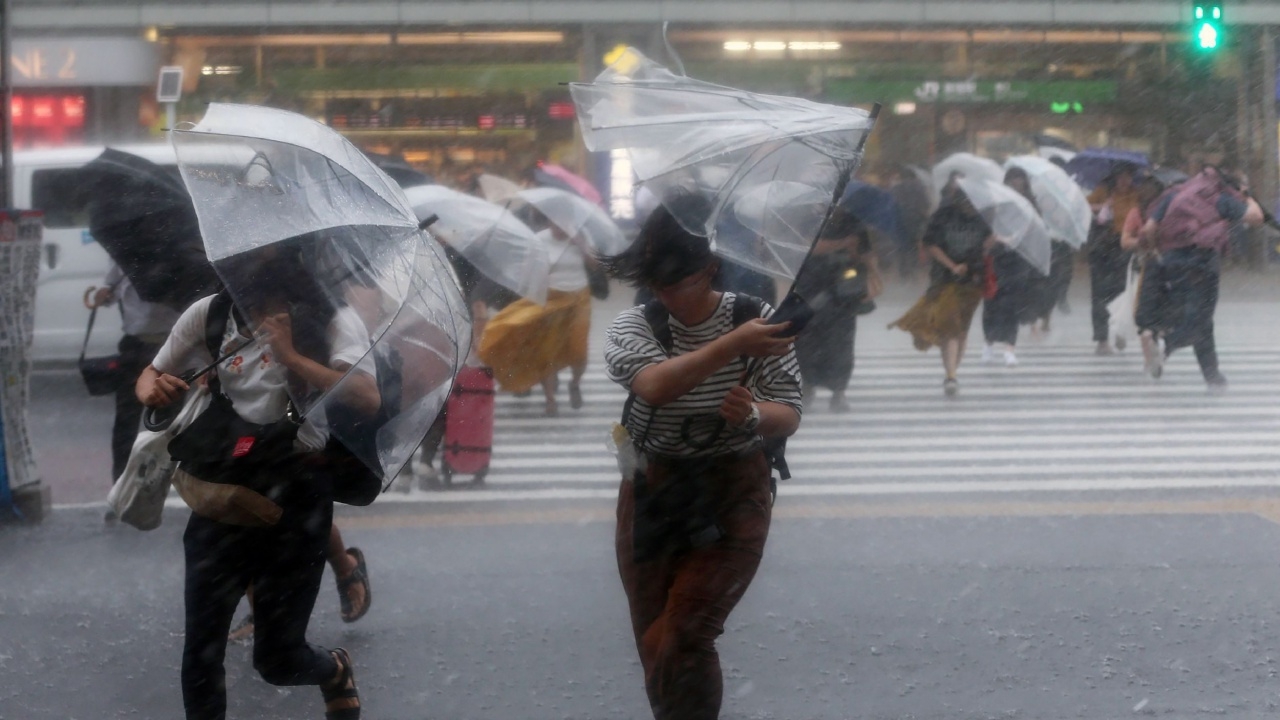 ญี่ปุ่นหายร้อนปุ๊บพายุเข้า! ฝนถล่มบ้านไฟดับนับแสนหลัง เจ็บอีก 21 คน