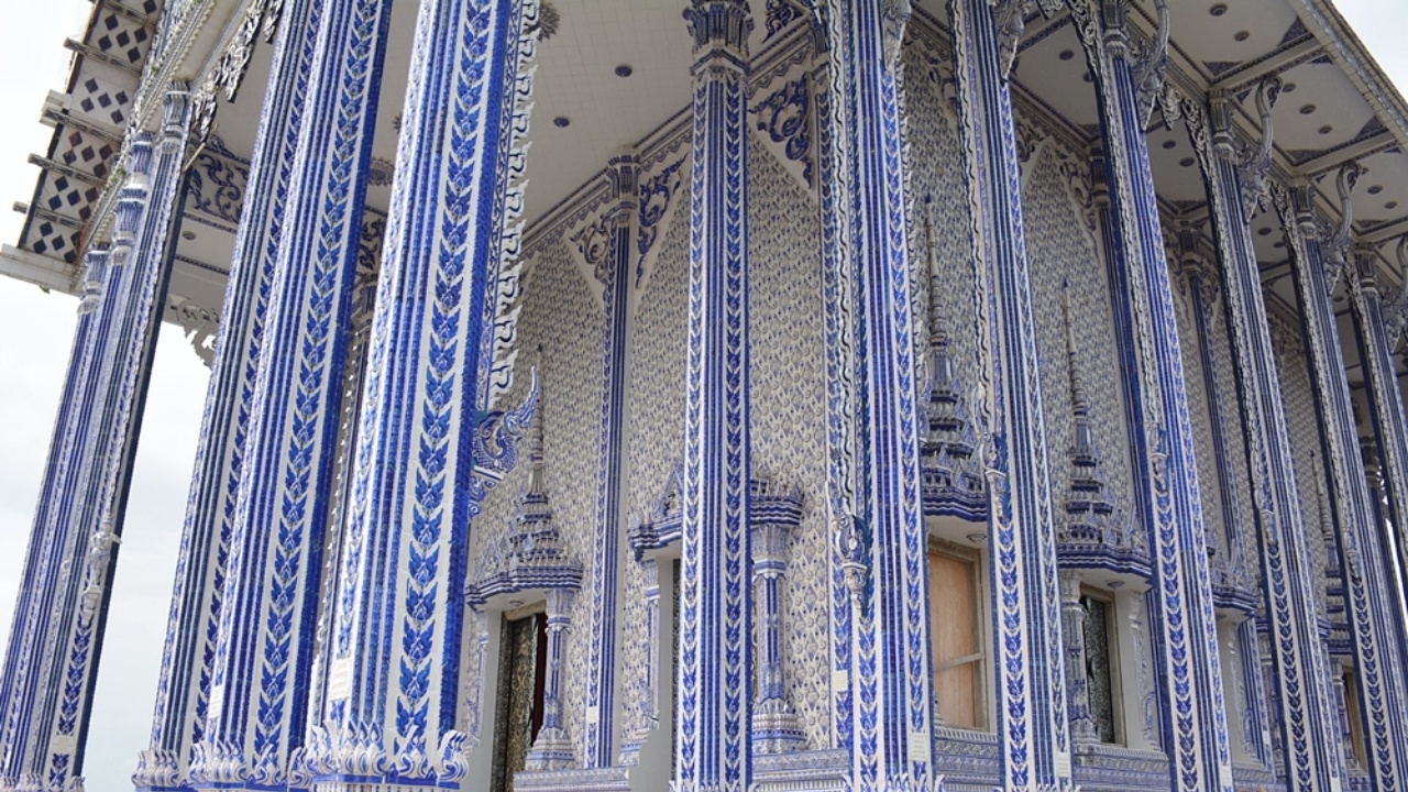 อลังการ! โบสถ์เซรามิกทนน้ำเค็ม สีน้ำเงิน วัดปากน้ำแขมหนู จันทบุรี 