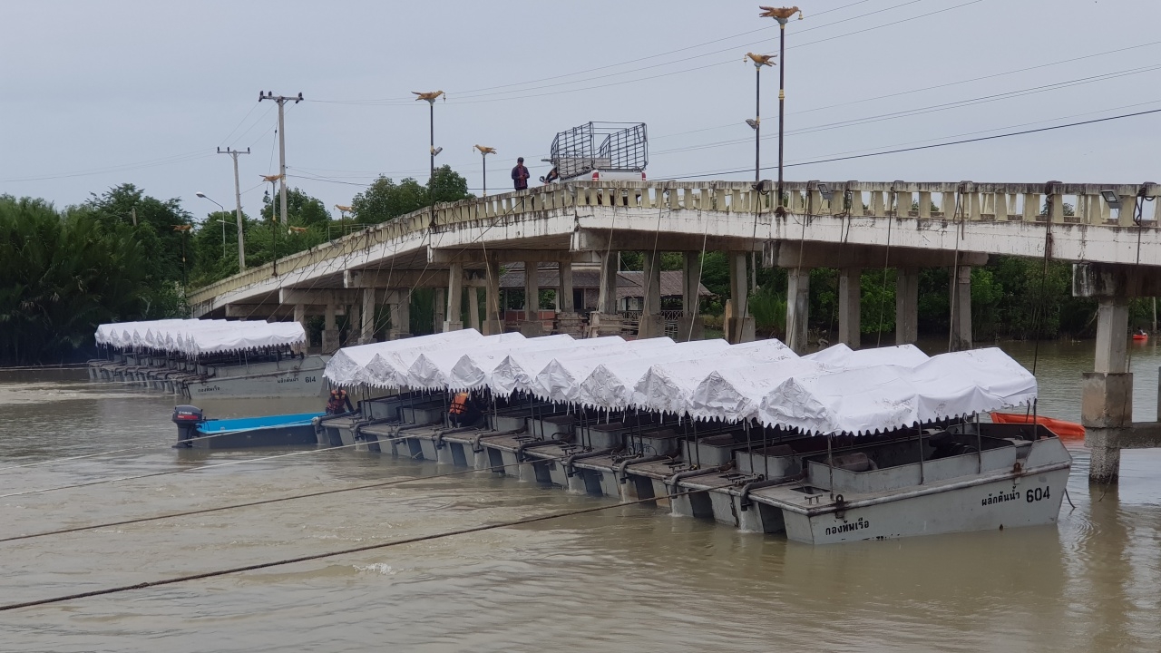 เรือผลักดันน้ำ ทร. เริ่มเดินเครื่องระบายน้ำเพชรบุรีลงสู่ทะเล