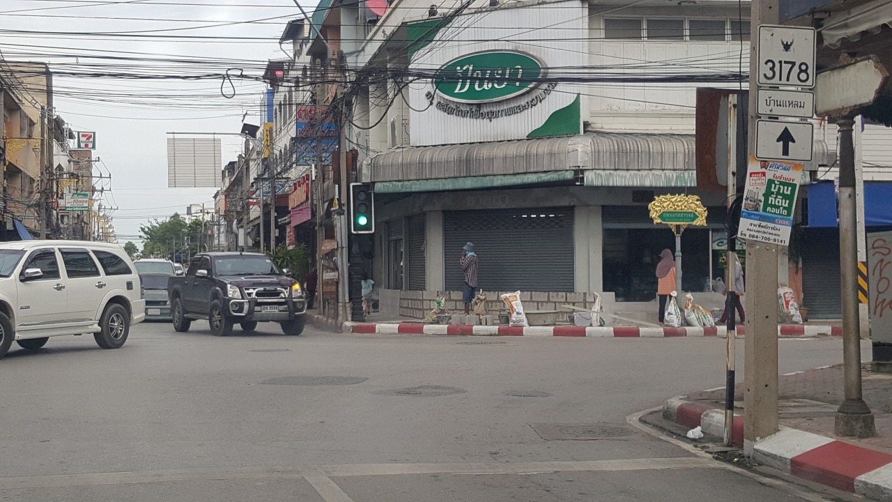 เทศบาลแจกกระสอบทรายให้ชาวบ้านเพชรบุรี เตรียมรับมือน้ำท่วม