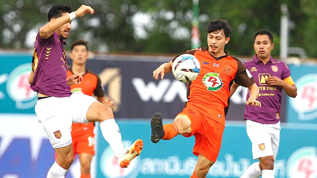 ‘ต่อพิฆาต’ ยิงแซงชนะ ‘ราชันมังกร’ 2-1 ศึกไทยลีก