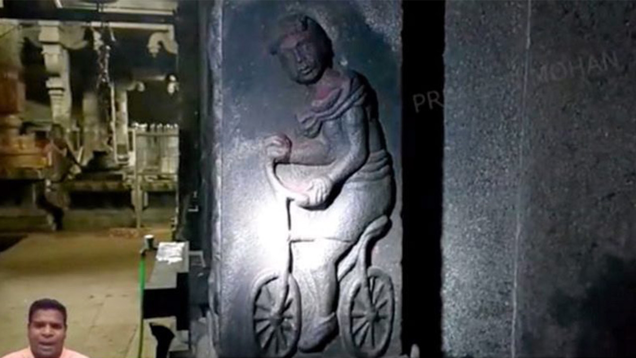 ภาพแกะสลักรถจักรยานบนผนังวัดอายุ 2,000 ปี