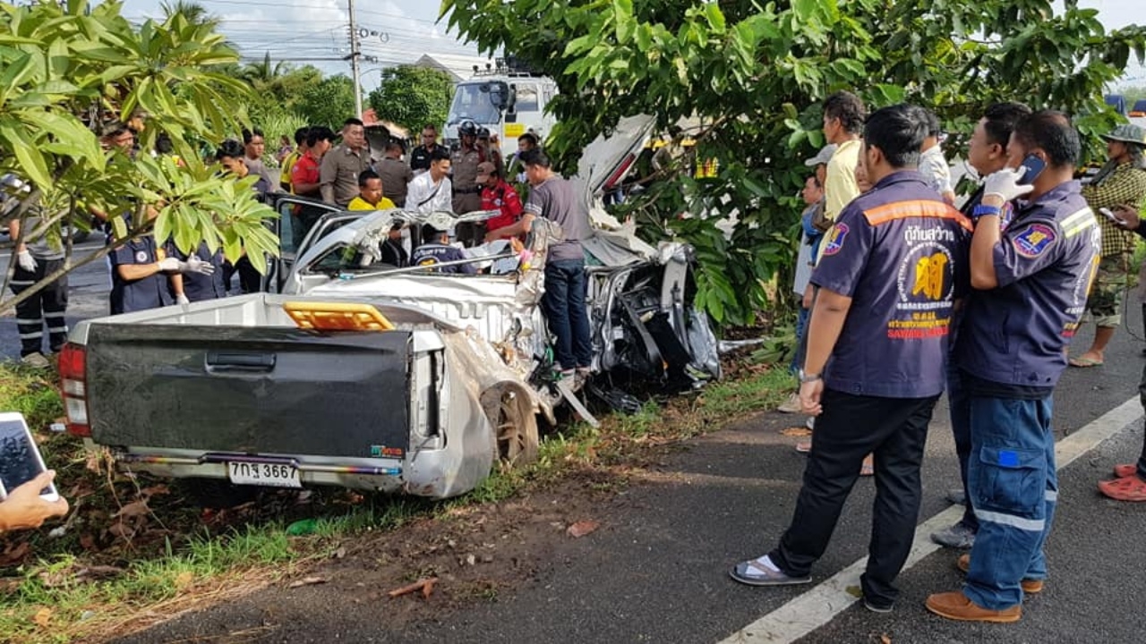 กระบะแต่งซิ่งพุ่งอัดต้นไม้ร่องถนนพังยับทั้งคัน คนขับเจ็บ สาวนั่งข้างดับ