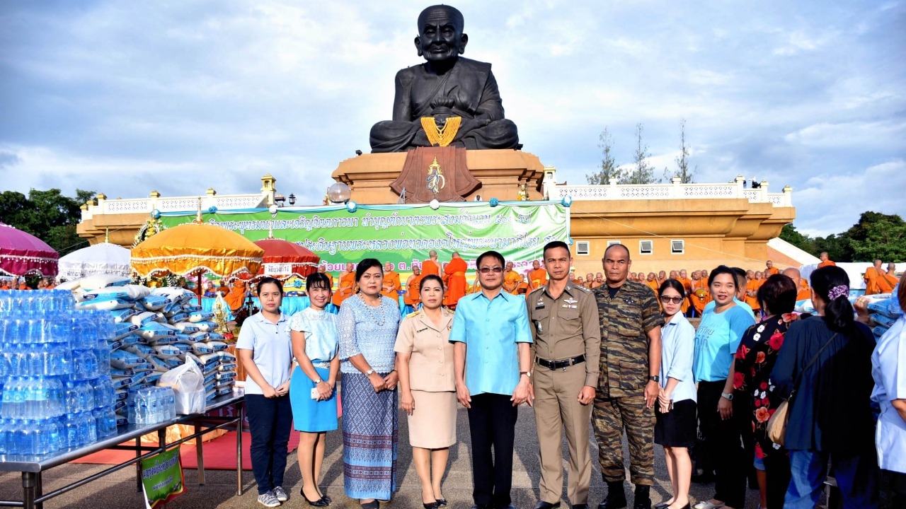 ชาวพุทธที่หัวหินร่วมทำบุญตักบาตร ครบ 14 ปีหลวงปู่ทวดองค์ใหญ่