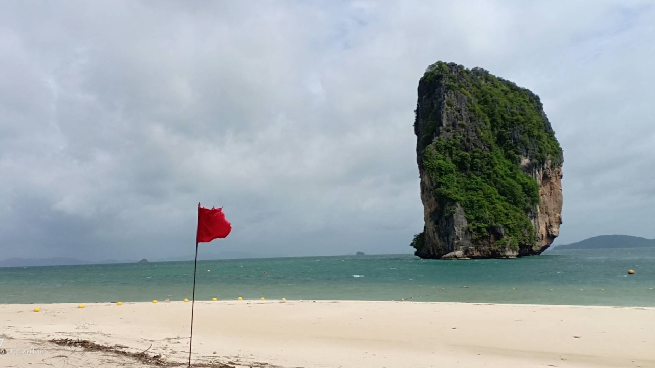 อันดามันคลื่นจัด อุทยานฯ เกาะพีพี ปักธงแดงเตือนห้ามเล่นน้ำ