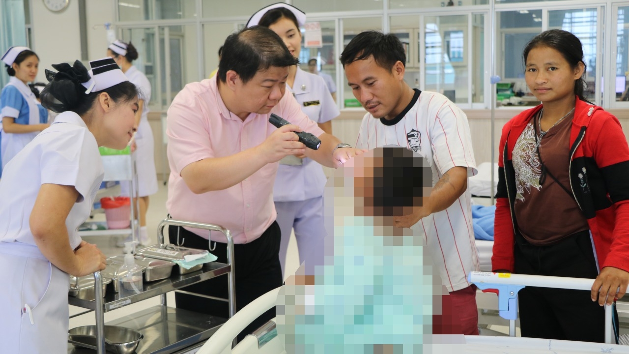 ปลิงติดหลอดลม! เด็กชายจากสปป.ลาว ข้ามโขงมาให้แพทย์ไทยคีบออกปลอดภัย