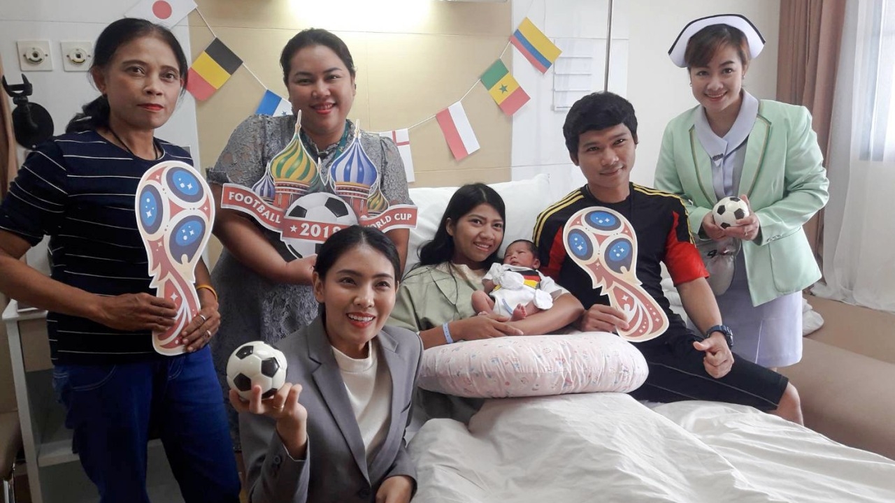 น่าเอ็นดู! รพ.ดังอินเทรนด์ จับทารกแต่งชุดทีมดัง รับบอลโลก 2018