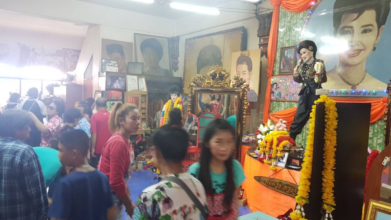 เขย่าเซียมซีสนั่นวัดทับกระดาน ศิลปินขึ้นคอนเสิร์ต 26 ปีพุ่มพวงไม่ขาด