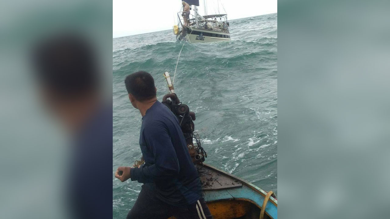 ผู้ใหญ่บ้านตรังฮีโร่ช่วยชีวิตฝรั่งกับสาวไทย เรือยอชต์เครื่องพังหนีพายุ