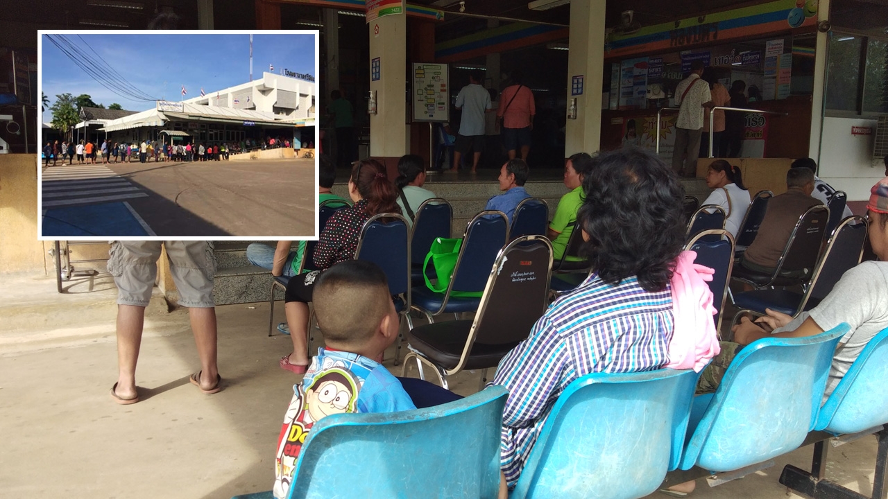 ไม่ต้องยืนตากแดดแล้ว รพ.ที่สุโขทัย จัดเก้าอี้ให้ผู้ป่วยนั่งรอคิวในร่ม