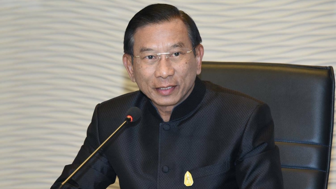 'บิ๊กฉัตร' โยน 'กต.-ตร.' ตาม 'อดีตพระพรหมเมธี'