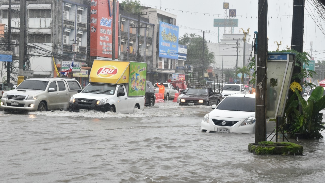 ตราดเจอฝนตกต่อเนื่อง จนท.เร่งทำคันกั้นหวั่นน้ำไหลท่วมบ้านประชาชน