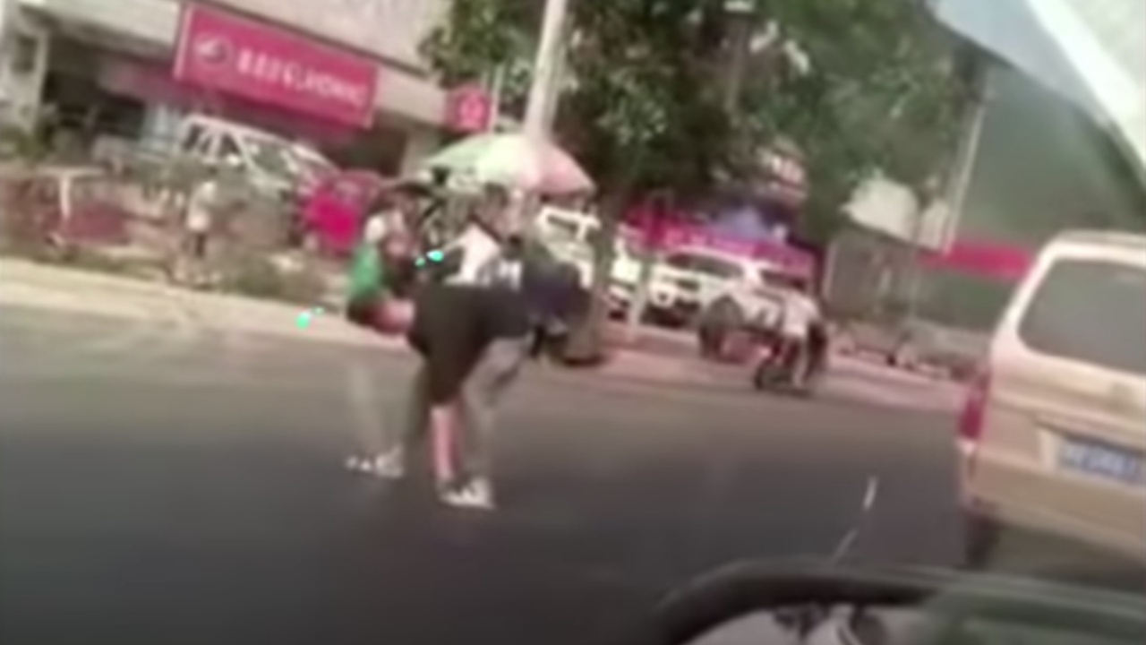 อึ้ง! จีนร้อนจัดถนนละลาย ดูดรองเท้าคนเดินติดหนึบ (คลิป)