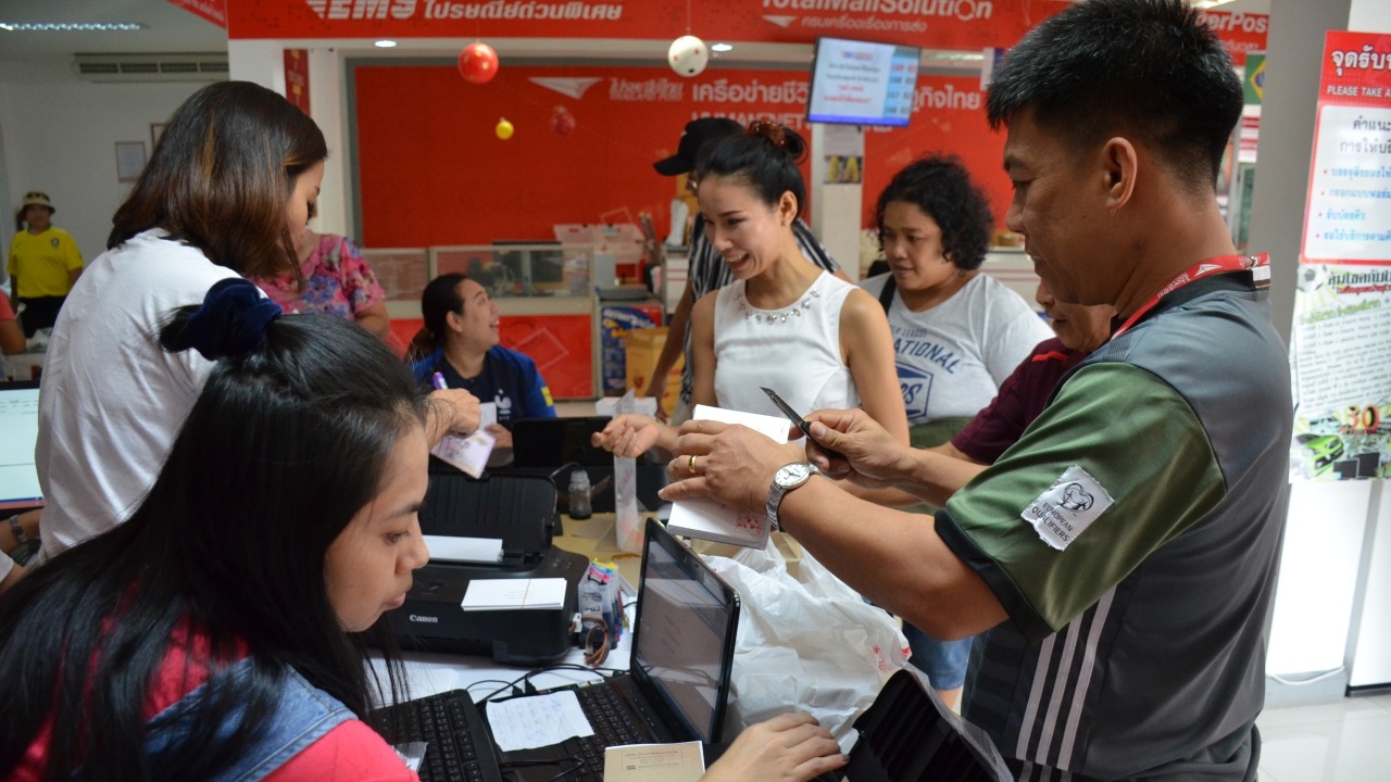 ตราดคึกคัก! คนแห่ส่งไปรษณียบัตรทายผลบอลโลก เร่งให้ทันก่อน 6 โมงเย็น