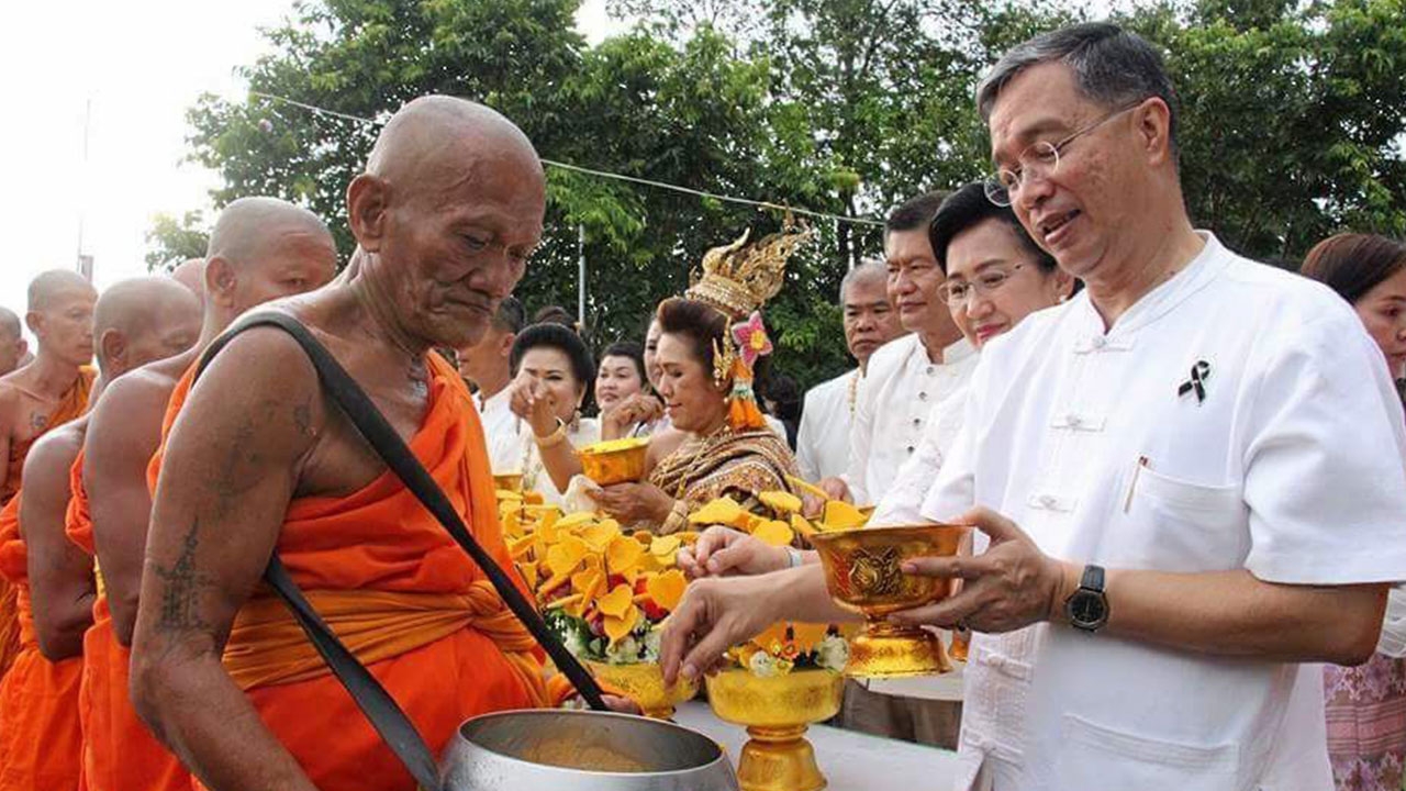 ประเพณีดีงาม “ตักบาตรเทียนโพธิ์”