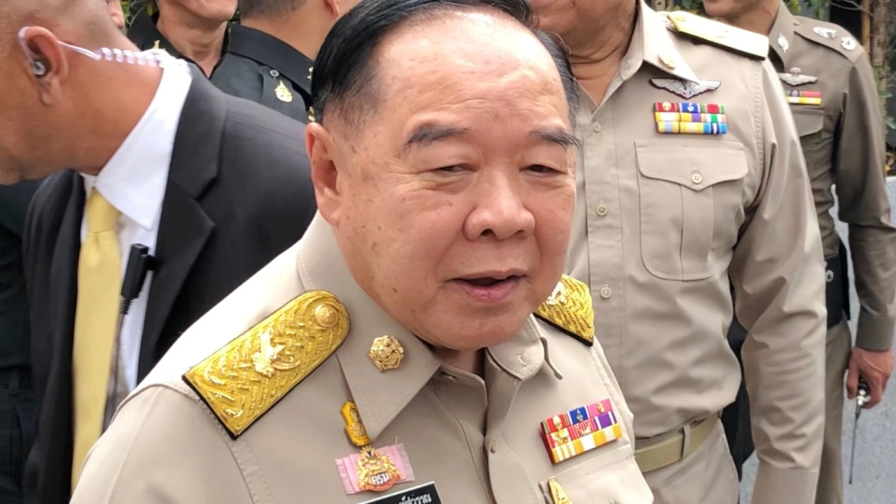 'บิ๊กป้อม' ปัด ส.ส.เข้าพบ ตีมึน 'บิ๊กทหารอีสาน' ช่วยดูดซบพลังประชารัฐ