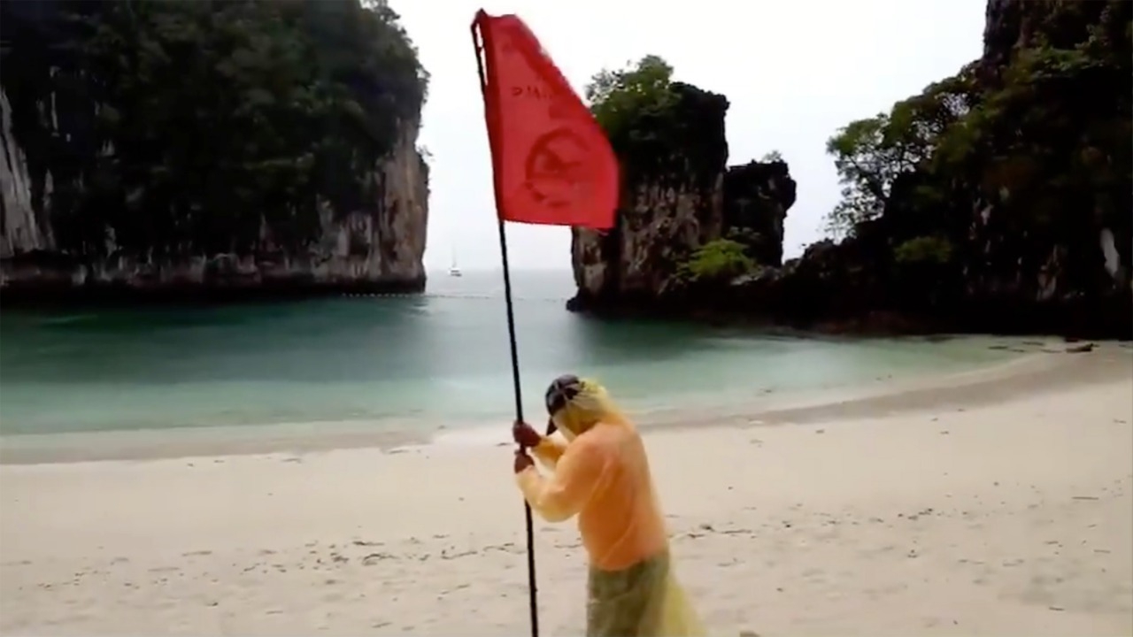 ผู้ว่าฯ กระบี่สั่งขึ้นธงแดงเตือนเรือนำเที่ยวห้ามออกทะเลและห้ามเล่นน้ำ