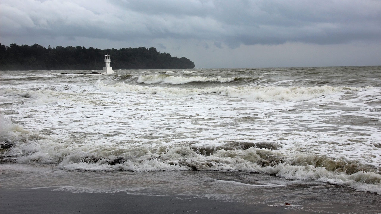 เตือนภาคใต้ยังมีฝนตกหนัก อันดามันคลื่นสูง 2-3 เมตร เรือเล็กงดออกฝั่ง