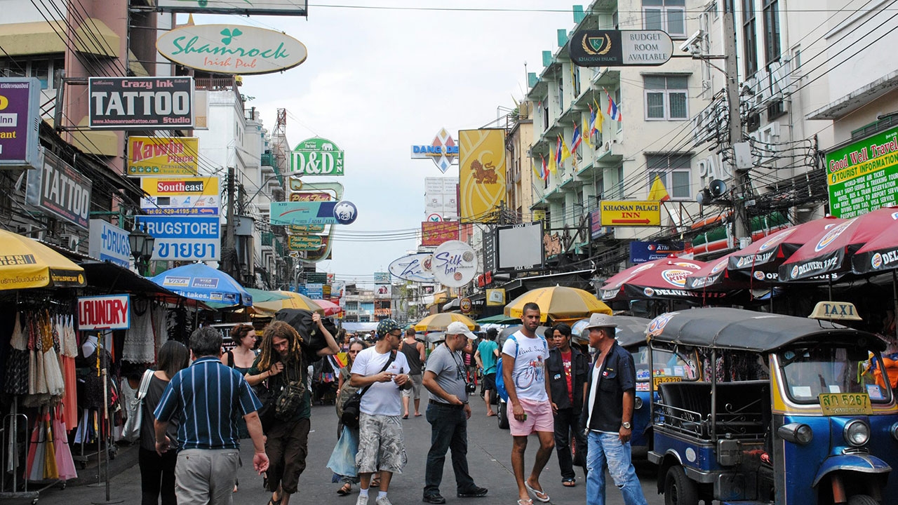 ติดตั้งหลังคาถนนข้าวสาร 