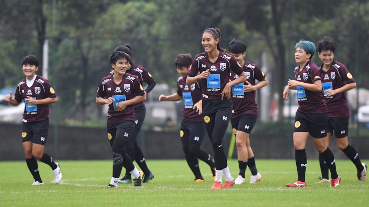 'โค้ชหนึ่ง' นำทัพ 'ชบาแก้ว' ติวเข้มเกมรับก่อนดวลจีน ศึกสี่เส้า