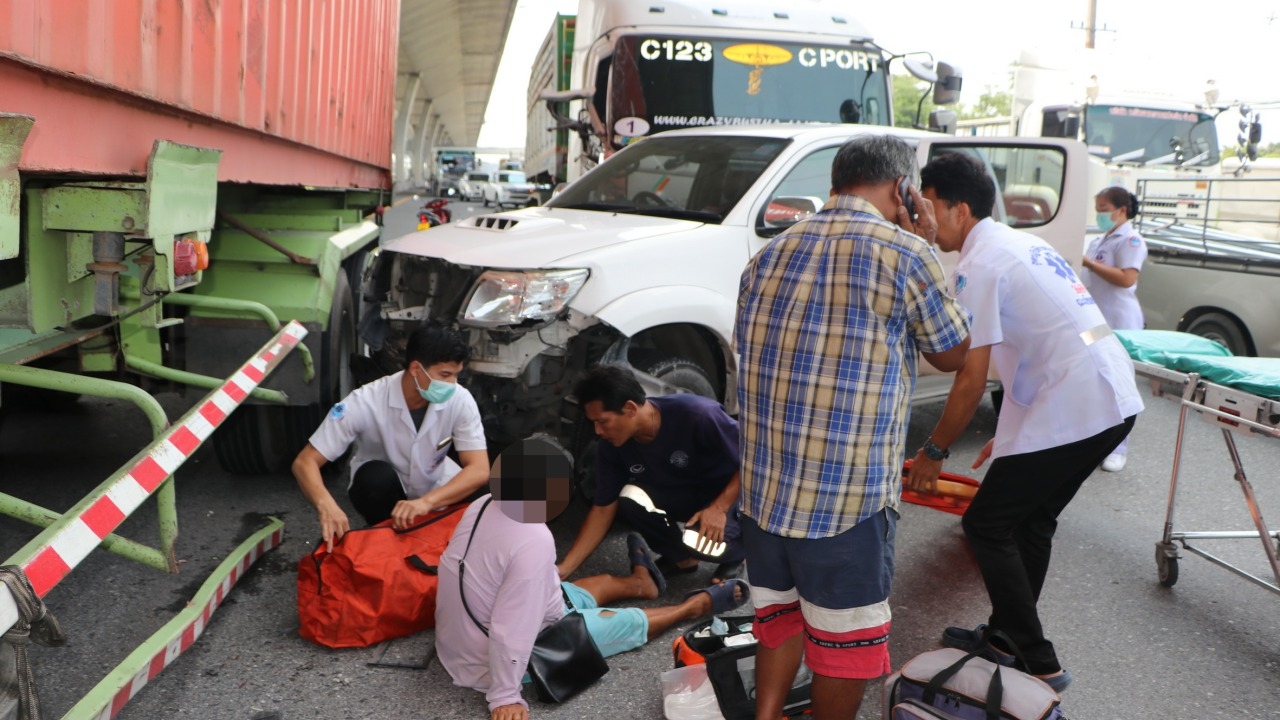 18 ล้อตัดหน้าชนสนั่น 4 คันรวดที่ถนนบางนา-ตราด เจ็บ 1