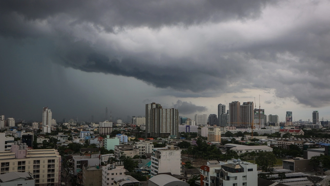 อุตุฯ ชี้ ทั่วไทยยังเจอฝนฟ้าคะนอง ความชื้นทะเลจีนใต้ปกคลุมหลายภาค