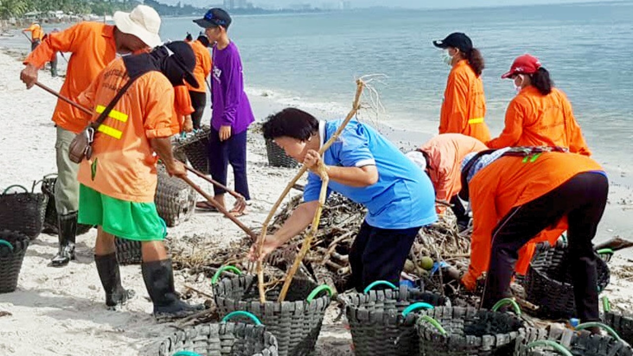 ชาวประจวบฯร่วมใจเก็บขยะตลอดแนวหาดหัวหินรวมกว่า 10 ตัน คาดใช้เวลา 3 วัน