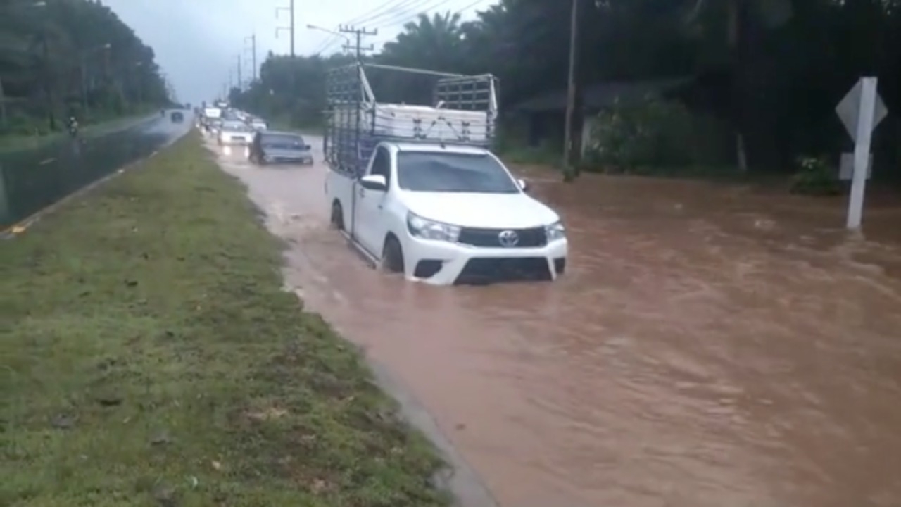 สตูลฝนตกหนักกว่า 2 ชม. ทำน้ำท่วมถนนช่วงละงู-ท่าแพ รถติดเป็นชั่วโมง