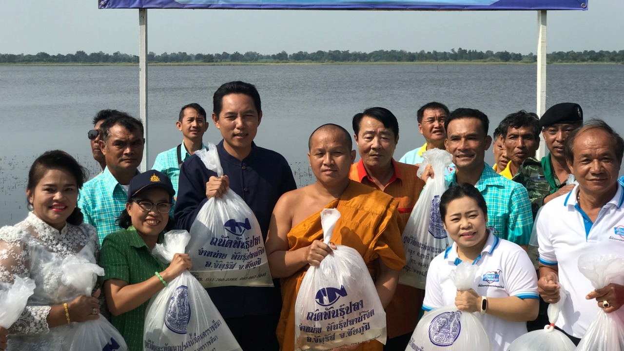 นอภ.ด่านขุนทด นำศิษยานุศิษย์หลวงพ่อคูณ ปล่อยพันธุ์ปลาที่บึงถนนหักใหญ่