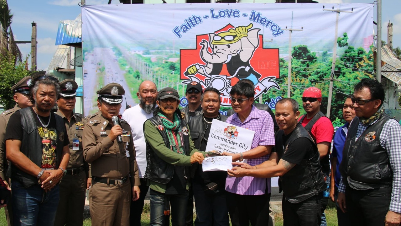 แอ๊ด คาราบาว นำทีมช็อปเปอร์นับร้อย มอบเงินช่วยไฟไหม้ ร.ร.วัดหัวดงเหนือ