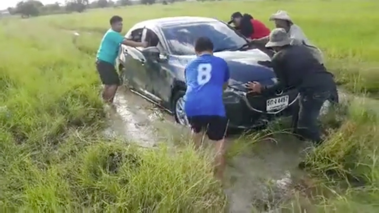 หนุ่มโคราชเมาหนักซิ่งเก๋งตาม GPS สุดท้ายติดหล่มกลางทุ่งนาขอนแก่น
