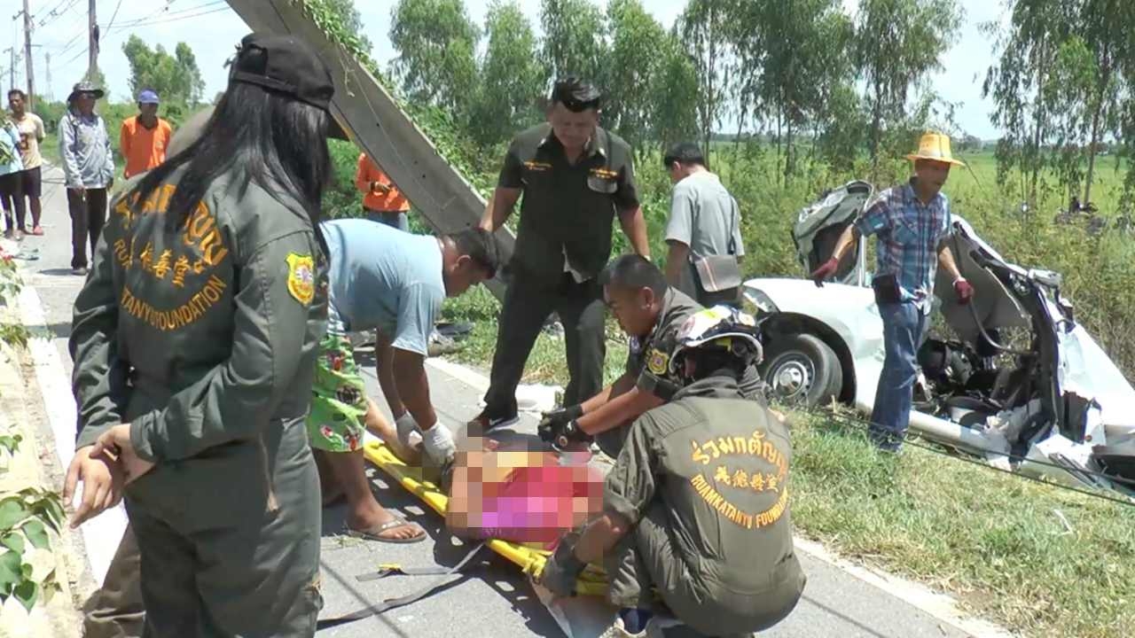  ปิกอัพชนเสาไฟ 2 หนุ่มพ่อค้าปลาทับทิม ไปไม่ถึงตลาด ดับคู่